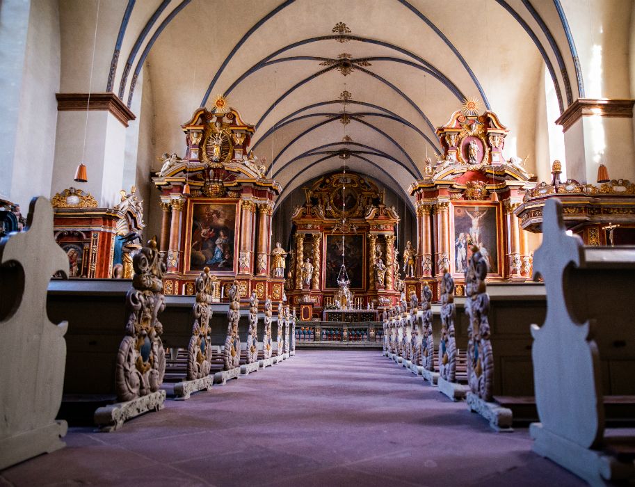 Die barocke ehemalige Klosterkirche grenzt direkt an das Westwerk und beeindruckt mit ihrer Ausstattung