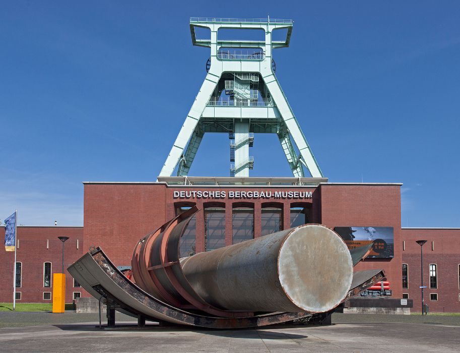 Ovis Wendes Plastik Base Metals II steht vor dem Deutschen Bergbau-Museum