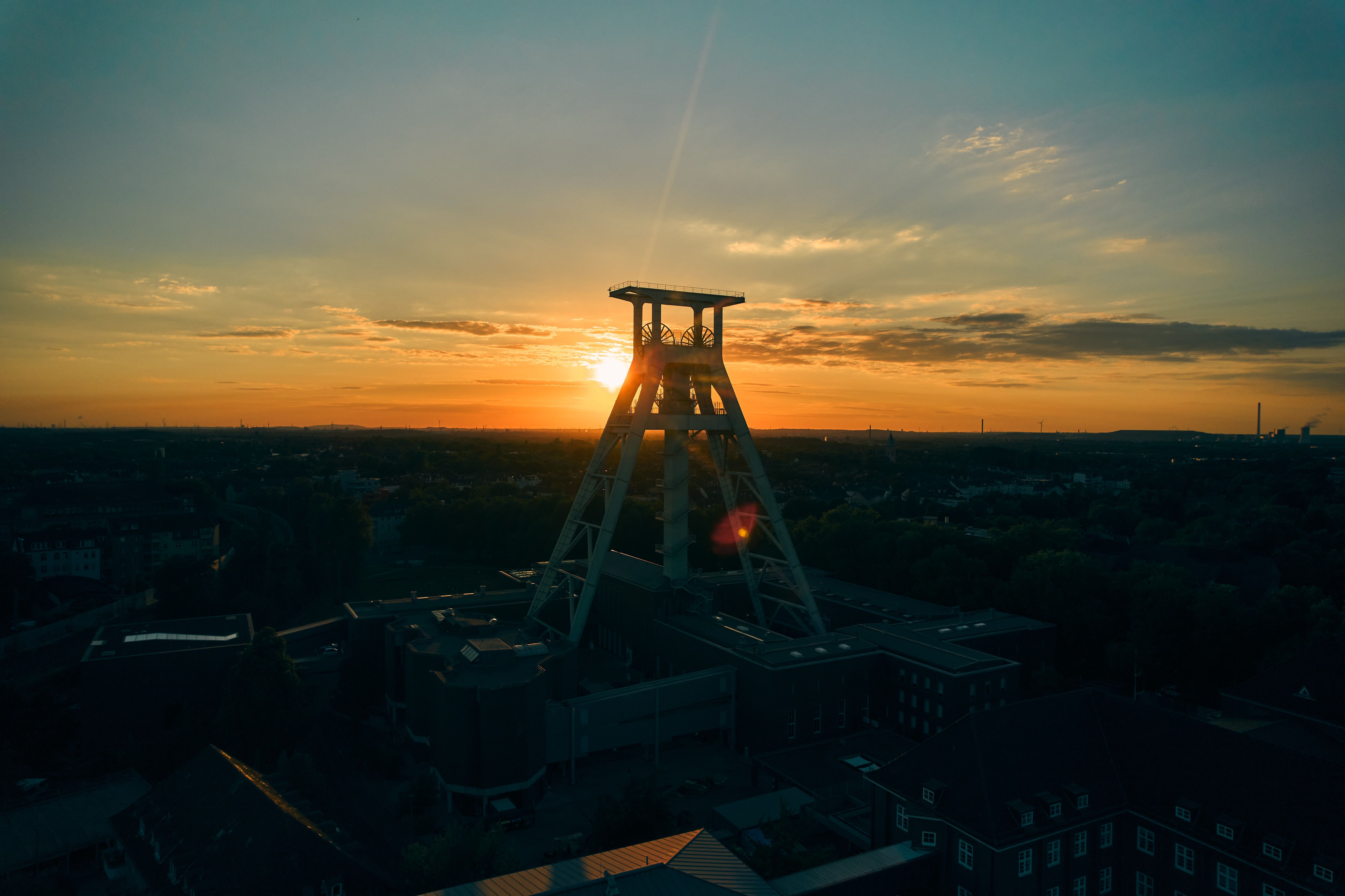 Blick auf das Bergbaumuseum mit Förderturm im Sonnenuntergang.